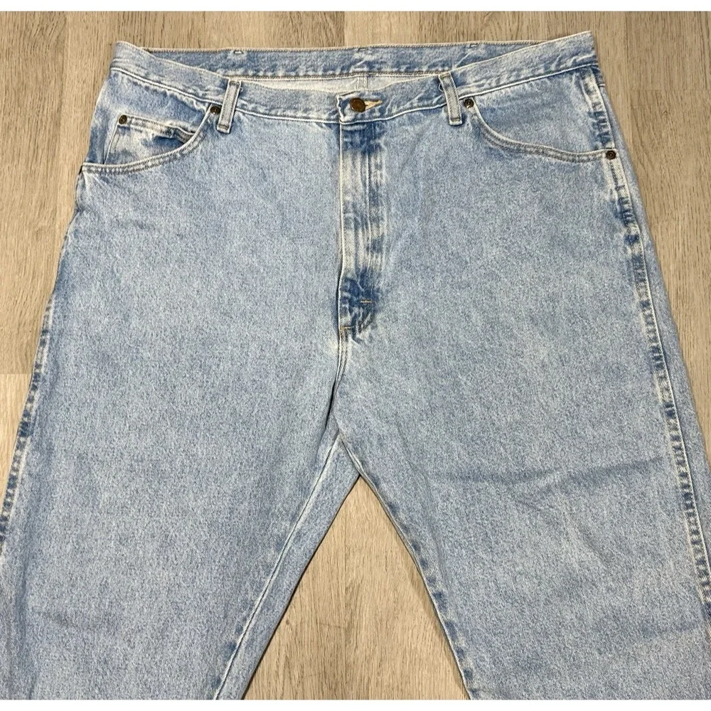Wrangler Rugged Wear Classic Fit Jeans Men's Size 42x30 Straight Leg Light Wash